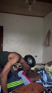 Un Black Se Fait Éjaculer Dessus Par Son Entraîneur À La Section D’entraînement
