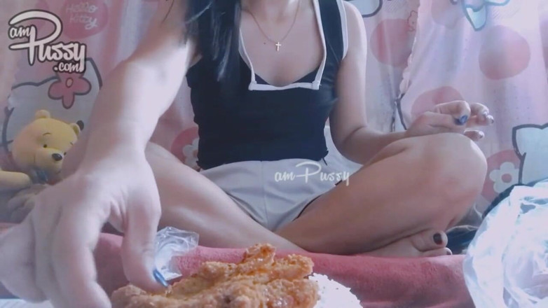 AmPussy: Asiática amadora está comendo comida nua