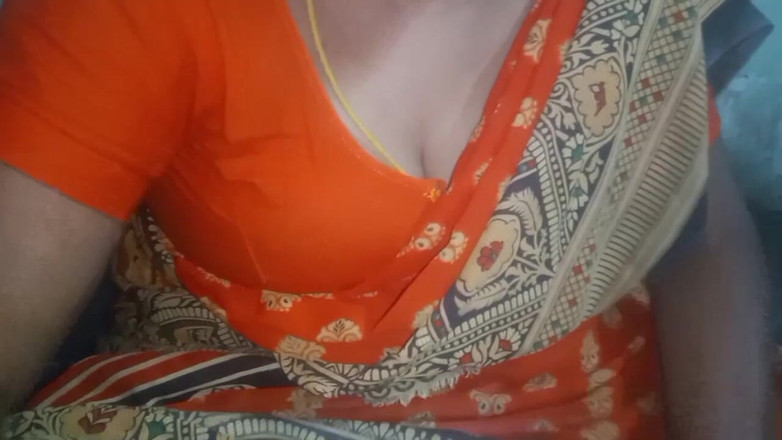 Desi Sathiya: Sexy tetička v sárí prsa