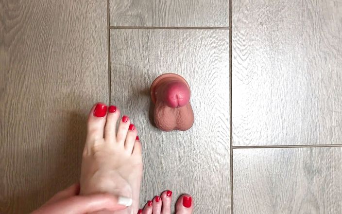 Homemade handjob: Sexy rot genagelte füße spielen mit einem dildo