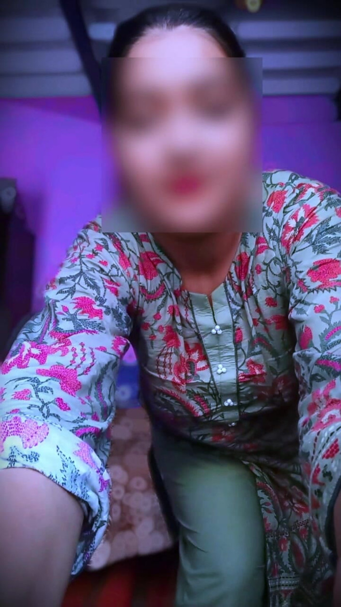 Lust Suman: Chica del pueblo desnuda grabando su video mms móvil y...