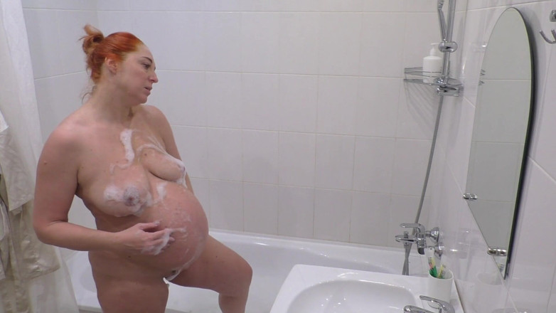 LoveHomePorn: Surprinsă pe videoclip, mama vitregă însărcinată o ia razna în baie