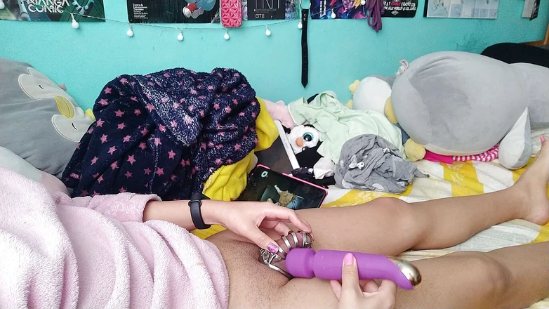 Crystal Phoenix: Une tapette joue avec une cage de chasteté