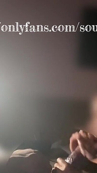 Menghisap batangnya semasa dia menonton filem yang saya pasang