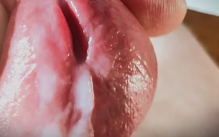 Leonardo-1974: Masturbing and Cumming in Close-up