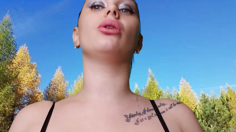 Goddess Misha Goldy: 巨人女が縮んだ男から小さなタコに変身させて生きたまま食べる!