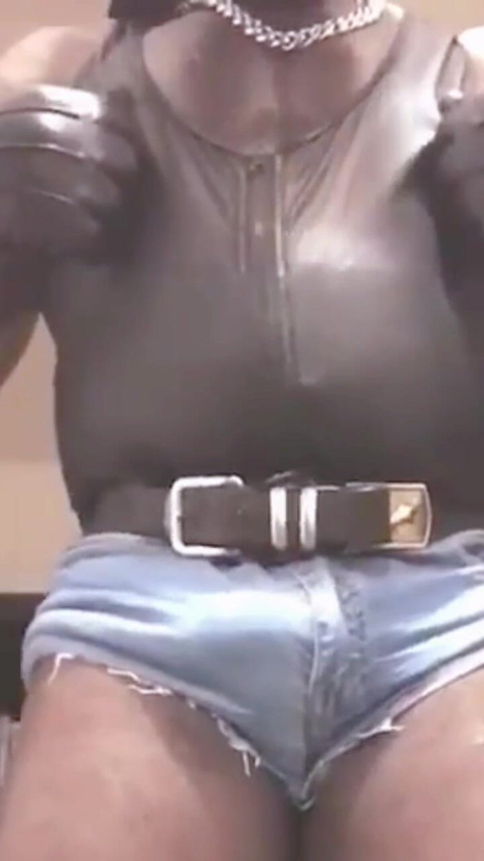 Black mature kinky muscle: Une Culturiste Noire Sexy Se Branle Et Se Branle Avec...