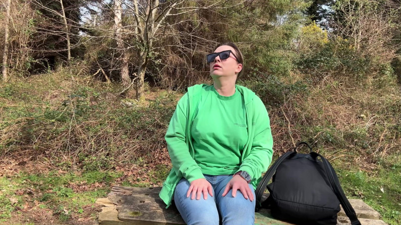 Emma Voyeur: Un Jean Mouillage En Plein Air Désespéré Sur Le Sentier...