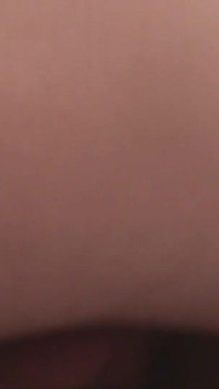 Mujer negra se frota el coño y es follada por una polla blanca dura