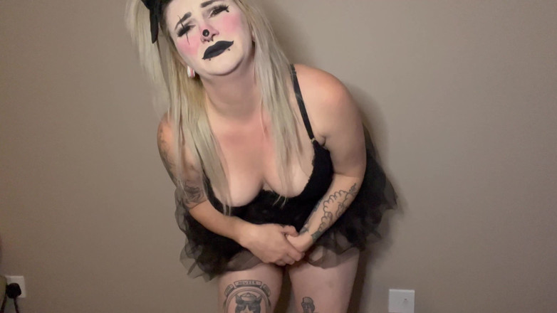 EeveeXo: Une fille clown se fait pipi en désespoir