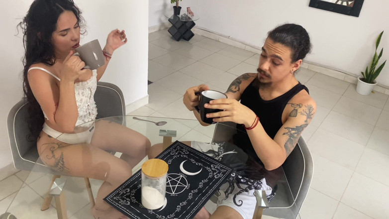 Chia 369: 의붓여동생이 떠났고, 그녀의 큰 라티나 절친이 나에게 구강성교를 해줬어! - 스페인어 포르노