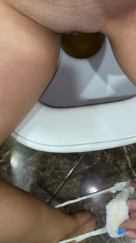 Una raccolta mattutina di urine gialle e assorbenti sporchi! Femmina POV!