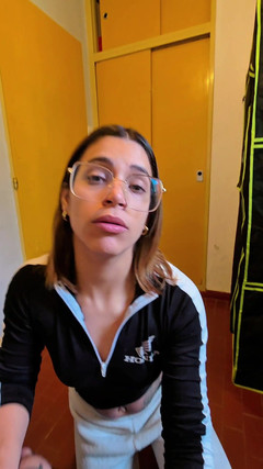 Young big apple: मैंने उसे हस्तमैथुन करते हुए पकड़ा और उसकी मदद की