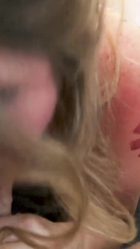 Blonde MILF dehnt ihre muschi