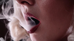 Arya Grander: Kouření fetiš: Sólo sexy video sexy blonďaté milfky Aryy Grander...