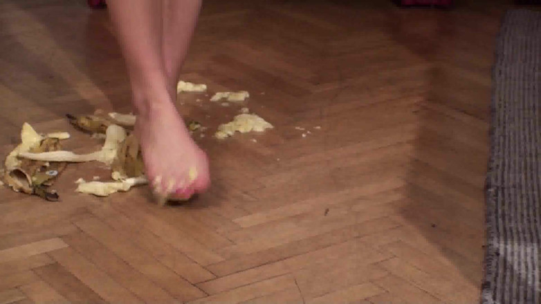 Foot Girls: Écrasement de la nourriture pour mon esclave à manger