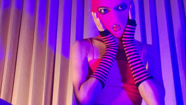 Mango49x: Pink Balaclava मुखौटा बहिन रंगे हुए जघन बाल वाइब्रेटर के साथ खेलती है