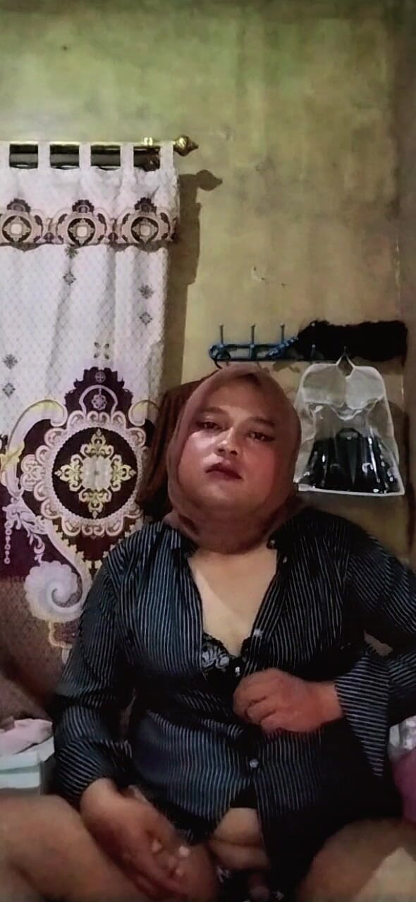 Ivvy Crossdresser: Hijab-transe ist geil, bevor sie zur arbeit geht