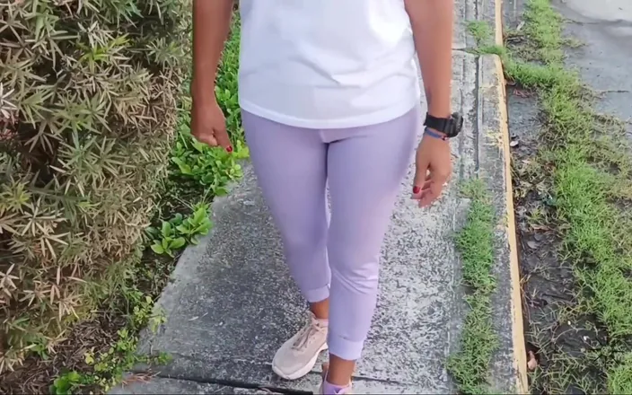 Swingersamateur40: What a Beautiful Pussy My Stepsister Has! I Love to...