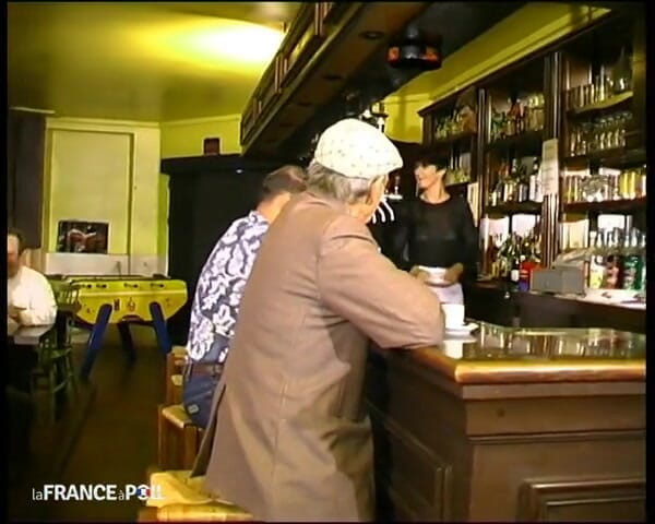Rue Chaude: Carole, šéfka baru, gang-bangu v její malé bílé zástěře!
