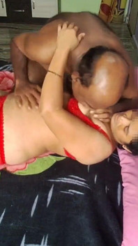 Volledige nachtelijke slaapkamerseks met hete sexy vrouw