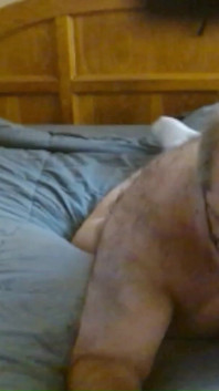 Follando mi almohada en la cama