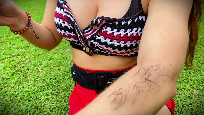 Goddess Li: Aplicando rímel nos cabelos do meu braço no parque.