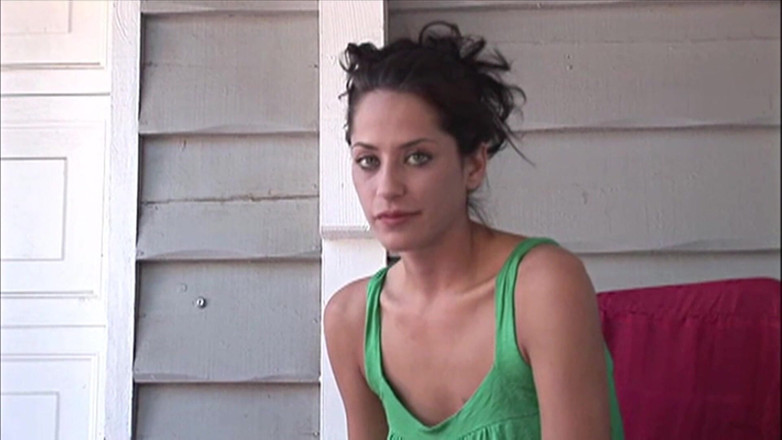 Hand Lotion Studios: Dobře vypadající brunetka Vystavuje roztomilý úsměv při čtení