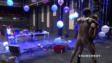 Very discreet straight boys curious: Disetubuhi oleh pria lurus yang seksi di klub dansa