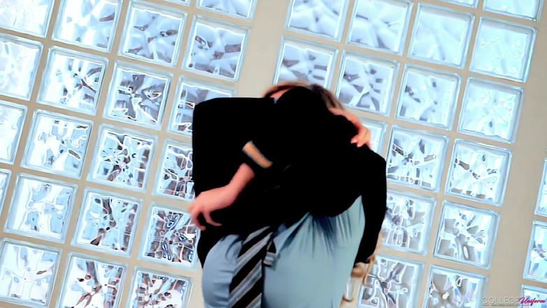 College Uniform: शूट 2 में Julia Crown की विशेषता है