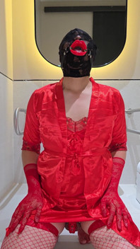 赤い服のシシー・カニサ パート2 公衆トイレで精液を食べる