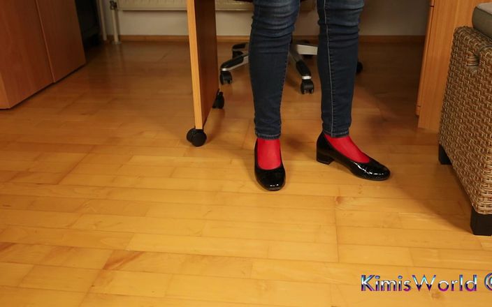 KimisWorld: Rote Nylonfüße in schwarz glänzenden absätzen - baumeln &amp;necken in engen jeans
