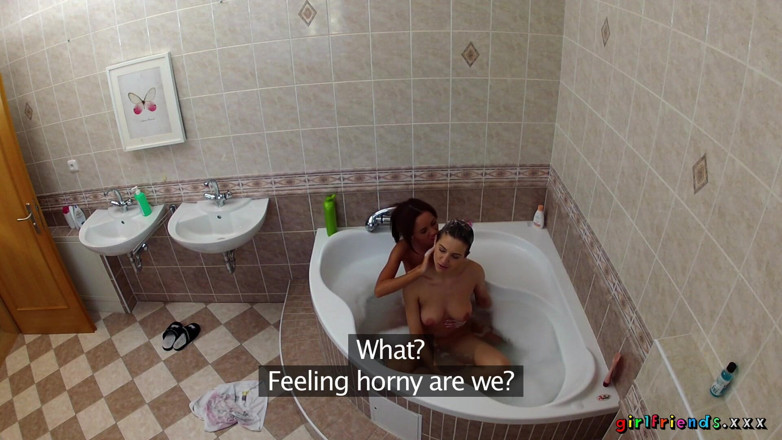 Girlfriends XXX: Girlfriends XXX - лесбиянки моют мокрые киски друг другу в ванне