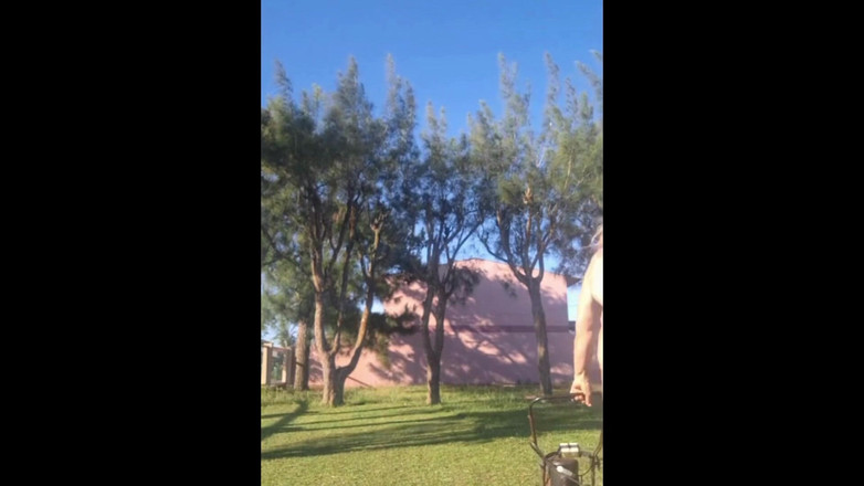 Priscila: Madrasta De Biquíni No Jardim De Casa Faz Vídeo Para...