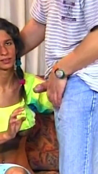 Tgirl tieten gezogen en pik gestreeld in nat voorspel
