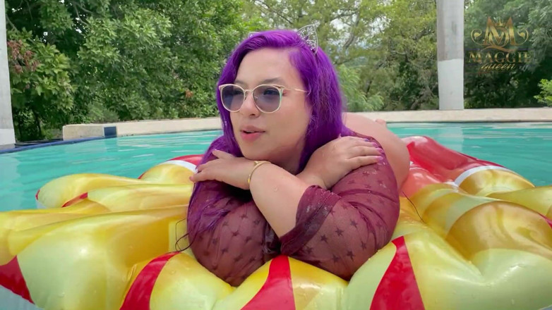Maggiequeen: Squirta in piscina