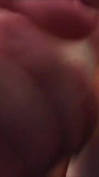 Geile dikke milf vraagt buurvrouw haar te masturberen met een dildo