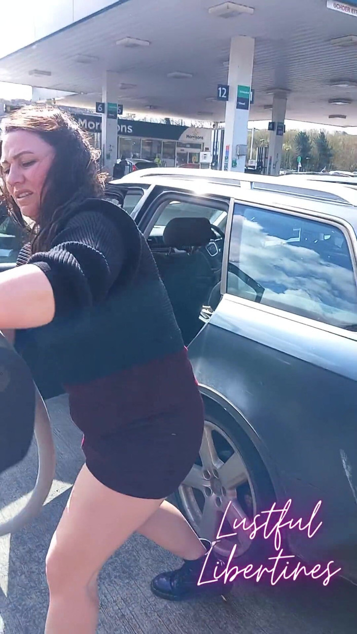 Lustful Libertines: Publiczne Siusiu Do Czyszczenia Samochodu