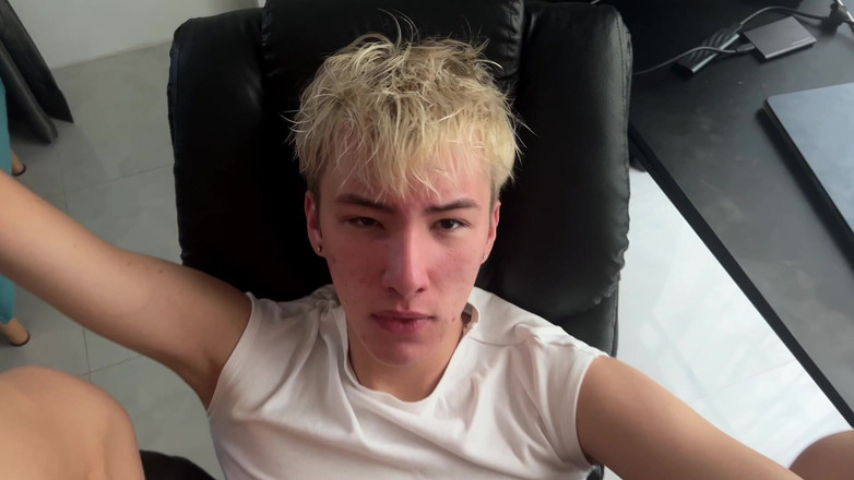 Sandro Jenner: 계부가 귀여운 트윙크의 구멍을 찢고 그 안에