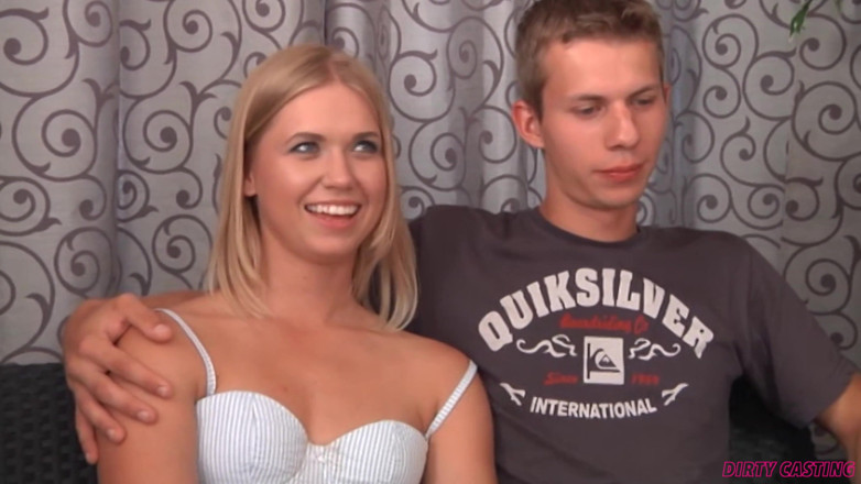 Czech Pornzone: युवा शौकिया जोड़े ने कामुक पोर्न थ्रीसम चुदाई की