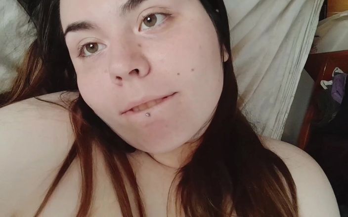Chubby Sex Symbol: La ragazza bbw si masturba nella stanza della matrigna