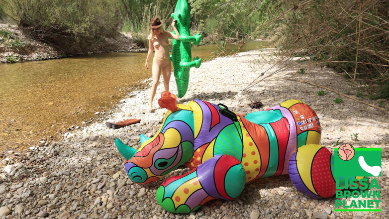 Lissa Brown: Exploradora de Fauna inflable llega al sitio inflable; ¡Es muy peligroso!