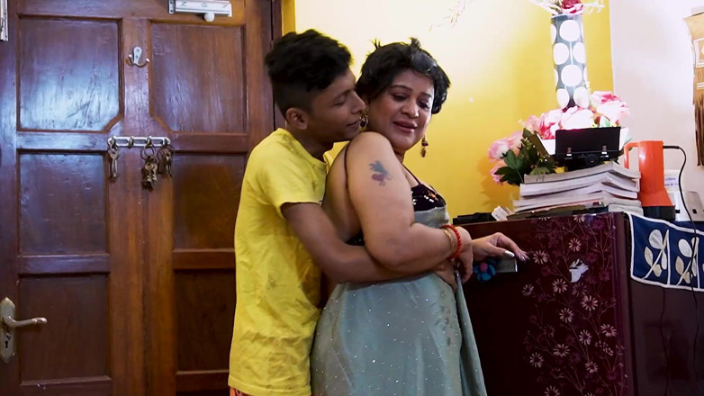 Queen star Desi: Grandmommy and Grandson Different Game Playing Story and Suirting Bath