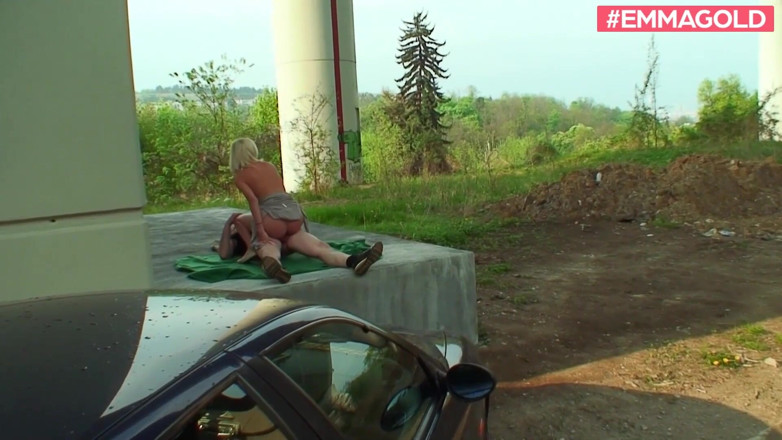 Emma Gold: Outdoor sex - My car let her pussy open