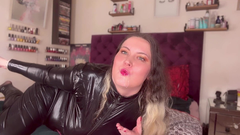 MissFFW: ミス・フッフルはFacebookに覆われたフェラチオをしてから、その精液を飲み込む