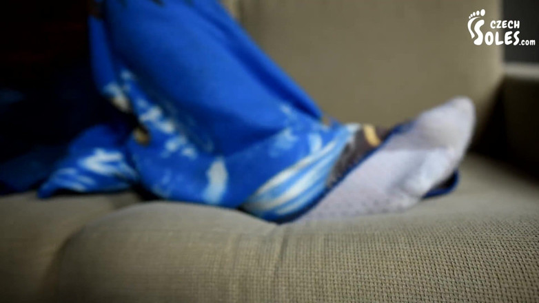 Czech Soles - foot fetish content: Picioare sexy relaxate cu vedere la persoana 1 + încercarea de pantofi