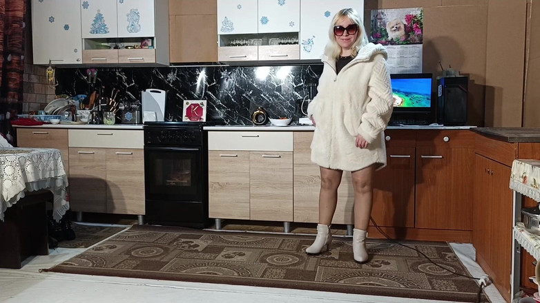 RedRoseRus: Yeni kürk palto - mutfakta poz veriyor.