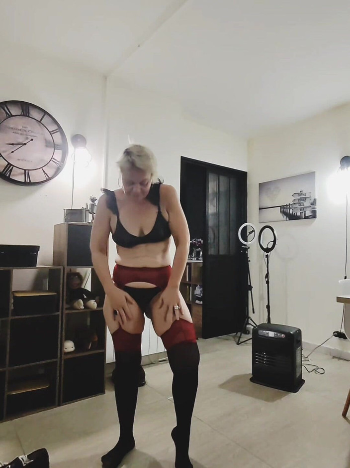 Sofy13: Drobná Promiskuitní MILF Připravená Přijmout Dobrý Penis V Psím Stylu