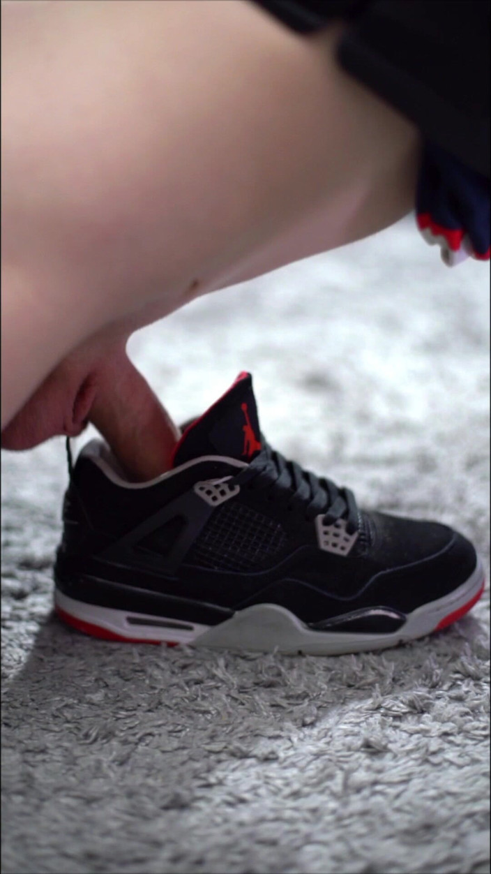 Sneakersmax98: Гра з Jordan Retro Iv, кросівки і кінчання всередину