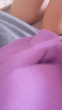 Sanfter selbstgedrehter striptease. Nahaufnahme